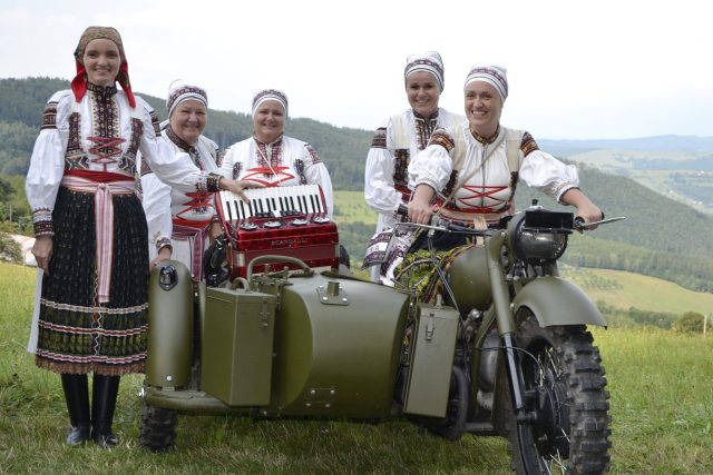 Eliška Křižková  (na fotografii vpravo za řídítky motocyklu) | foto: archiv Elišky Křižkové