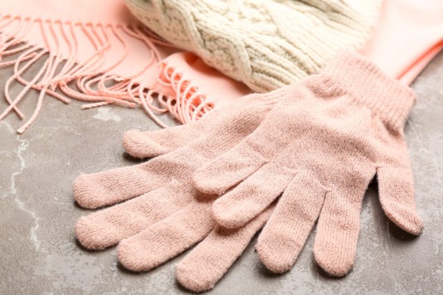 Šála a rukavice,  teplé oblečení  (ilustrační foto) | foto: Profimedia