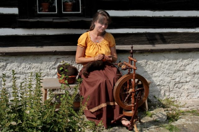 Přadlena Lucie Kahounová se u kolovrátku ráda vrací ke starým českým tradicím | foto: Archiv Lucie Kahounové