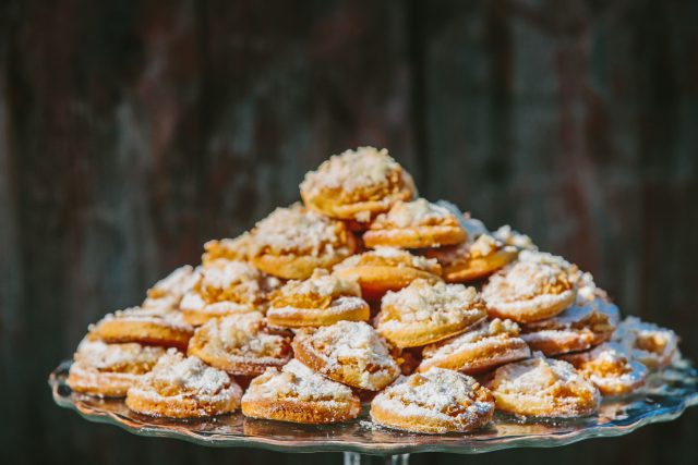 Jiřinčiny koláčky bez kynutí s jablečnou náplní od Marie Široké jsou geniálně jednoduché, chuťově návykové a stanou se hitem oslav