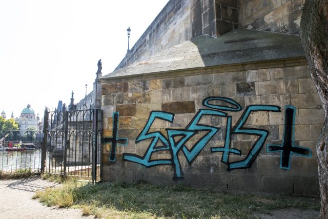 Graffiti na pilíři Karlova mostu | foto: Michaela Danelová,  iROZHLAS.cz