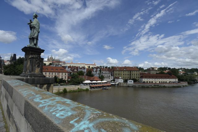 Modré nápisy v angličtině jsou na pravé straně zábradlí směrem k Pražskému hradu asi od poloviny mostu | foto: Kateřina Šulová,  ČTK