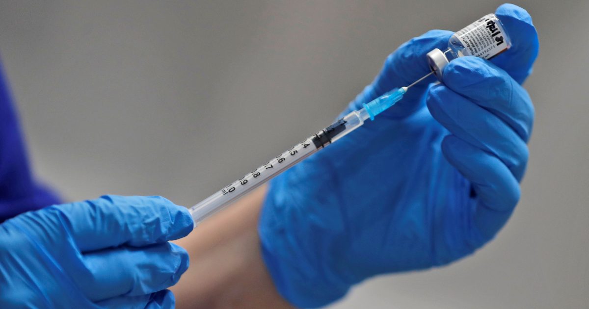 Česko zahájilo očkování proti nemoci covid-19. Objednáno je na 16 milionů dávek | Region